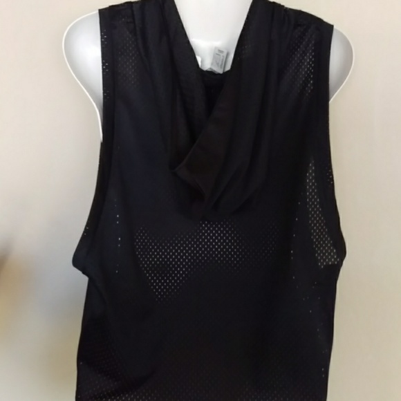 Black athletic mesh hooded workout tank top - Picture 5 of 5
